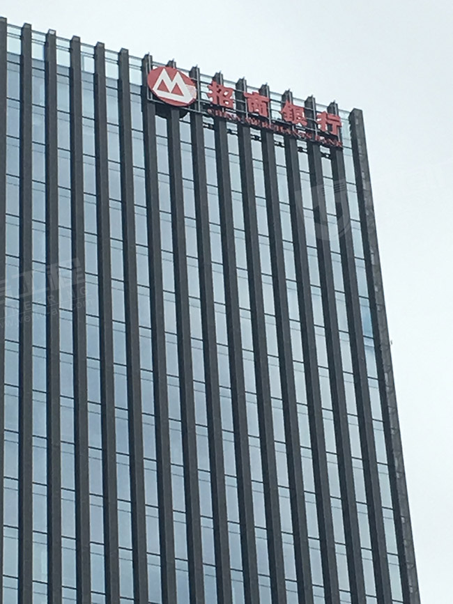 招商银行楼顶外墙发光字广告招牌安装后效果图